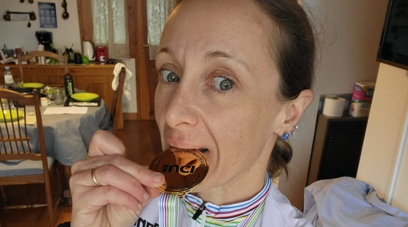 Spettacolo argentino: medaglia d’oro e maglia iridata per Karin Tosato a Cerro Bayo.